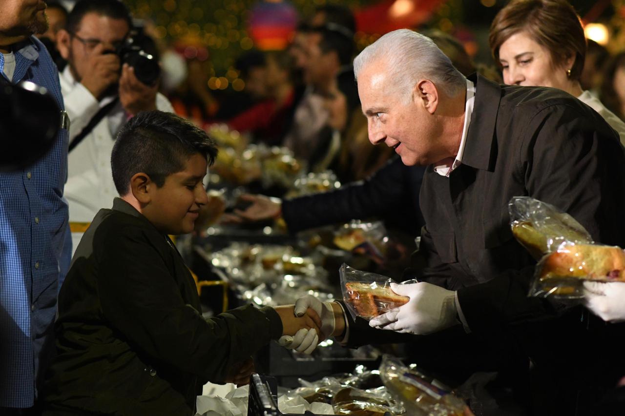 Román Alberto Cepeda González comparte Mega Rosca de Reyes con miles de familias en Plaza Mayor