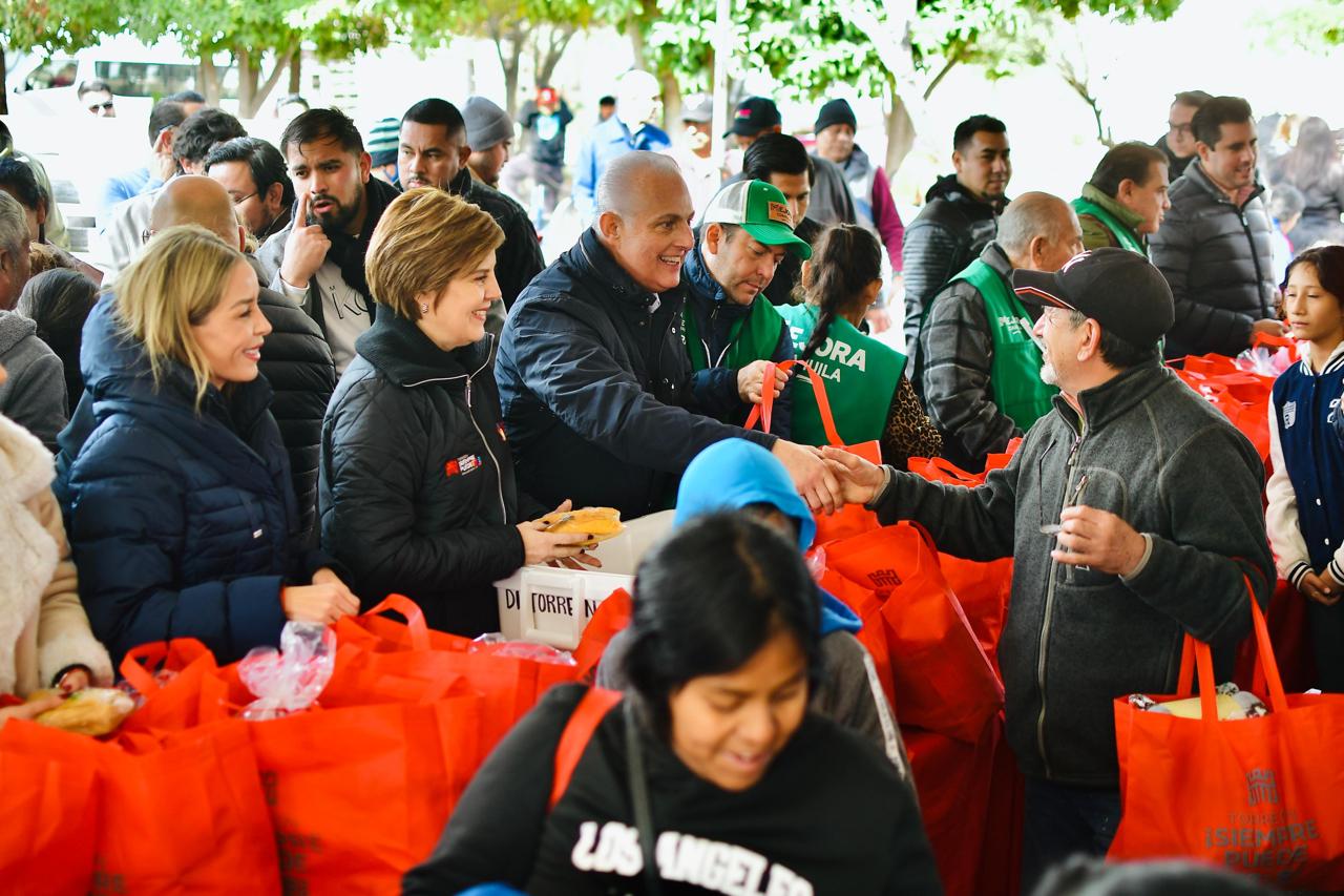 Román Alberto Cepeda González entrega kits invernales en beneficio de 500 personas