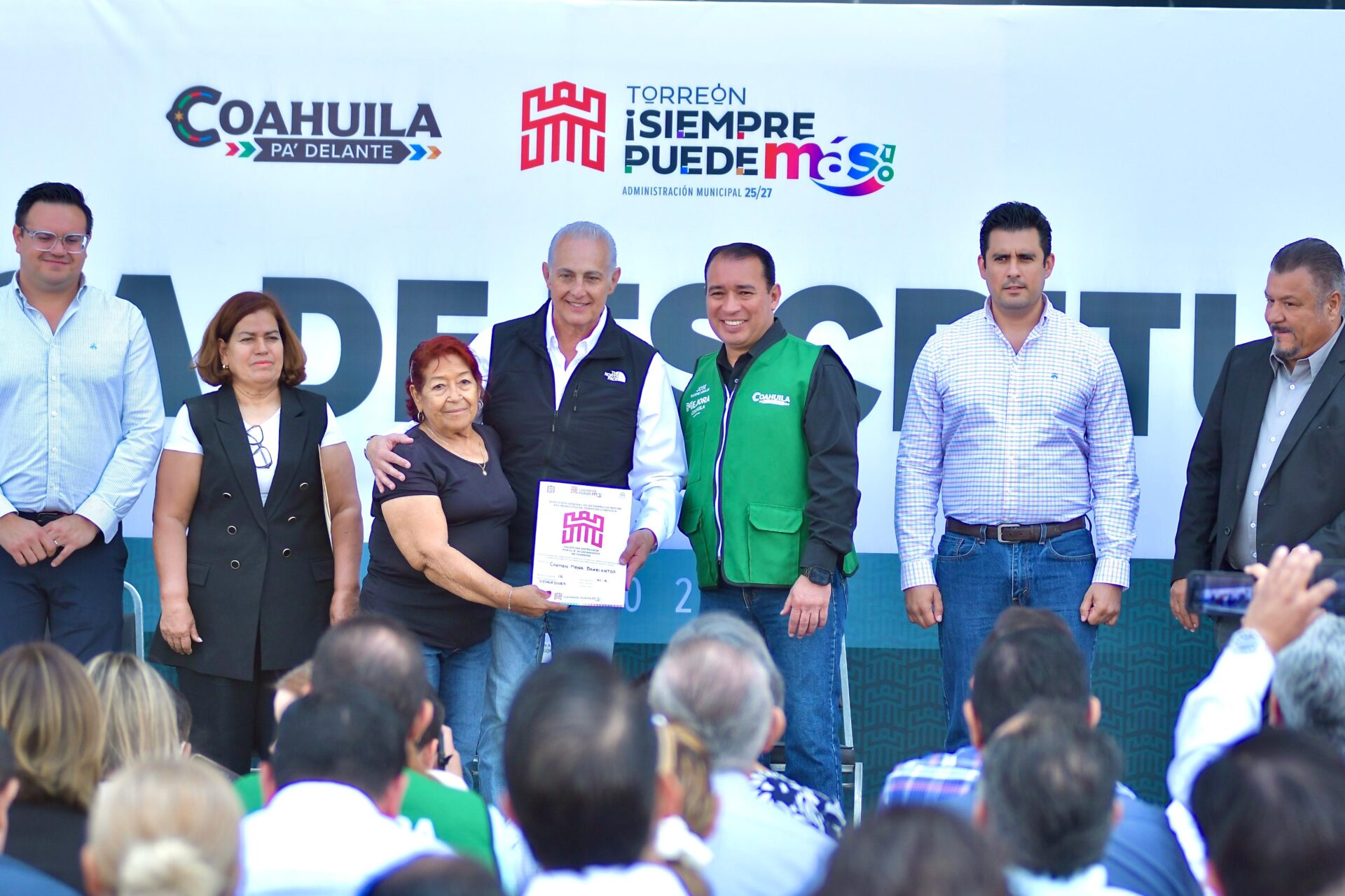Román Alberto Cepeda González entrega escrituras a 101 familias de Torreón