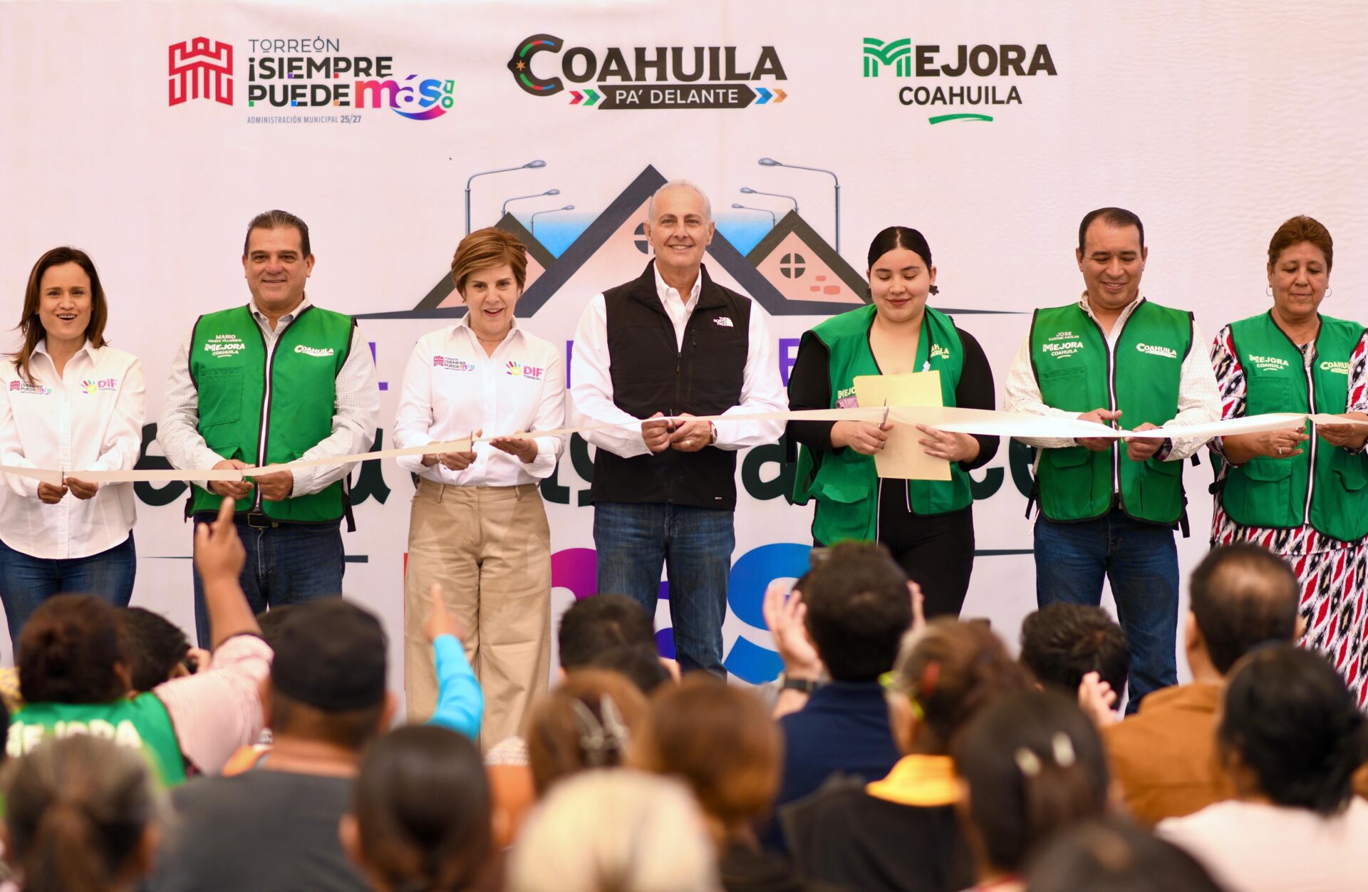 Román Alberto Cepeda González entrega techumbre en el ejido La Palma