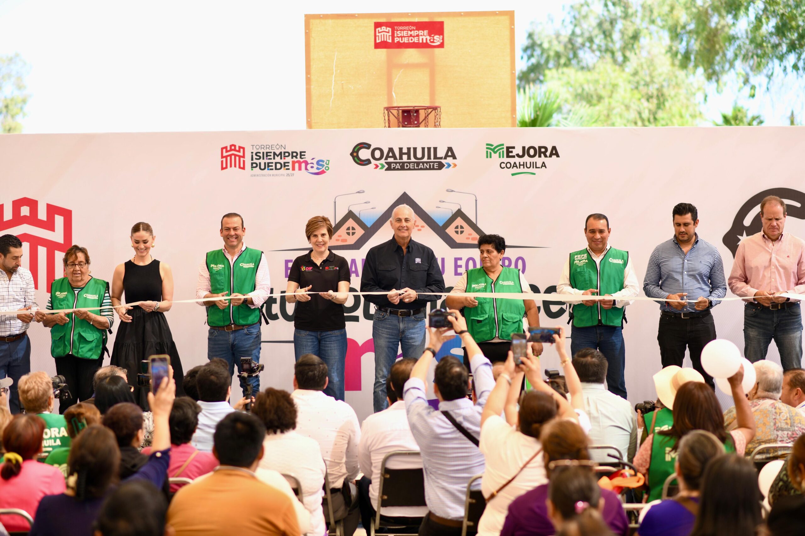 Román Alberto Cepeda González entrega techumbre y rehabilitación de cancha en Villa California
