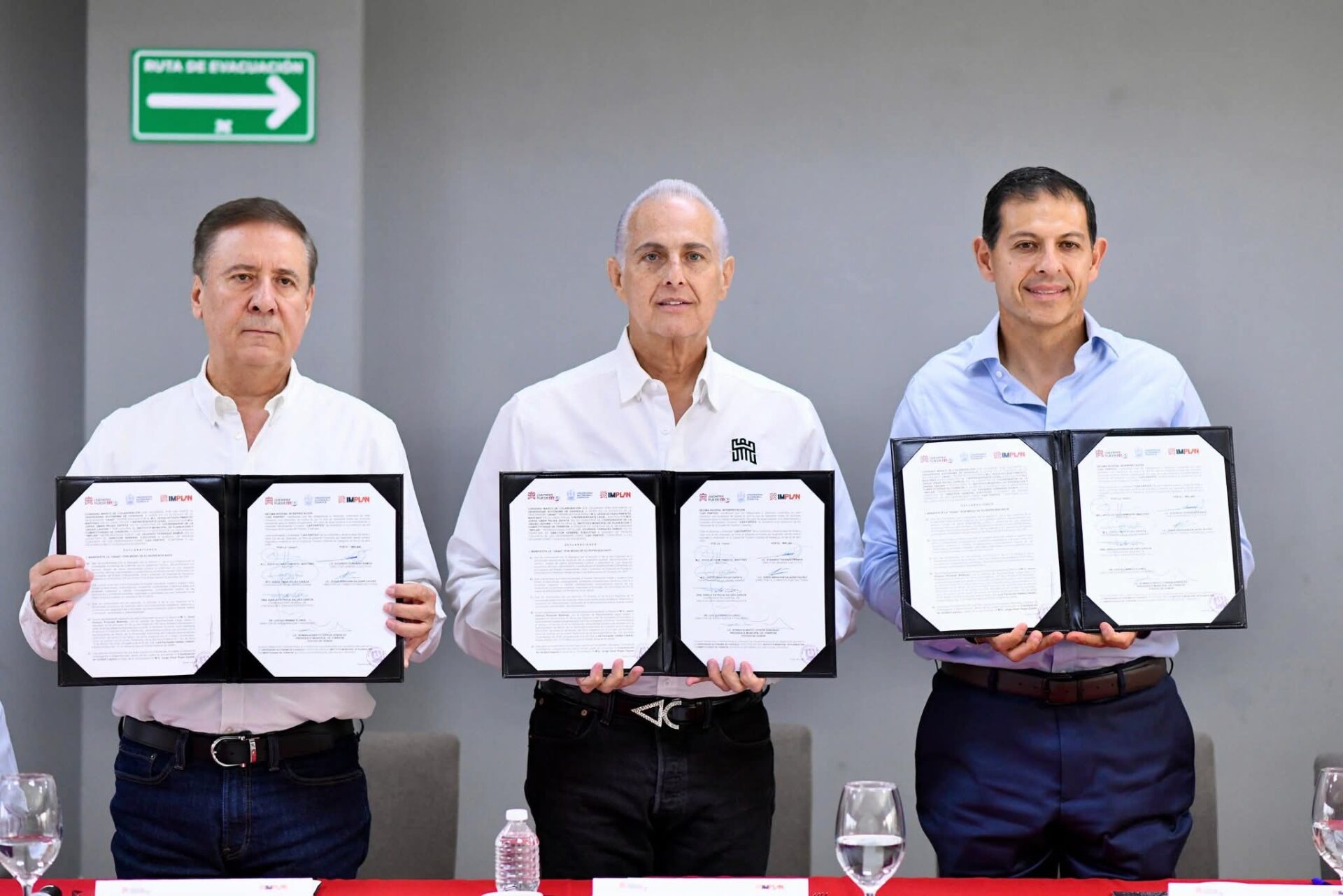 Román Alberto Cepeda González firma convenio de colaboración con la UAdeC, durante la sesión de Consejo del IMPLAN