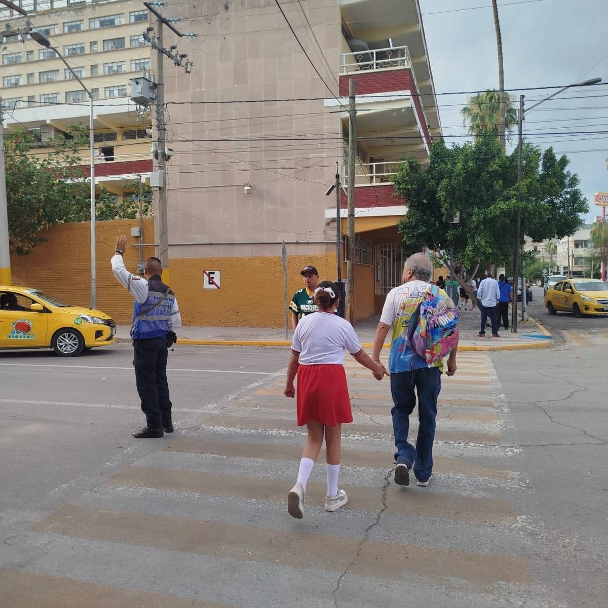 Agentes de Tránsito mantienen presencia en zonas escolares y de hospitales para reforzar la seguridad vial