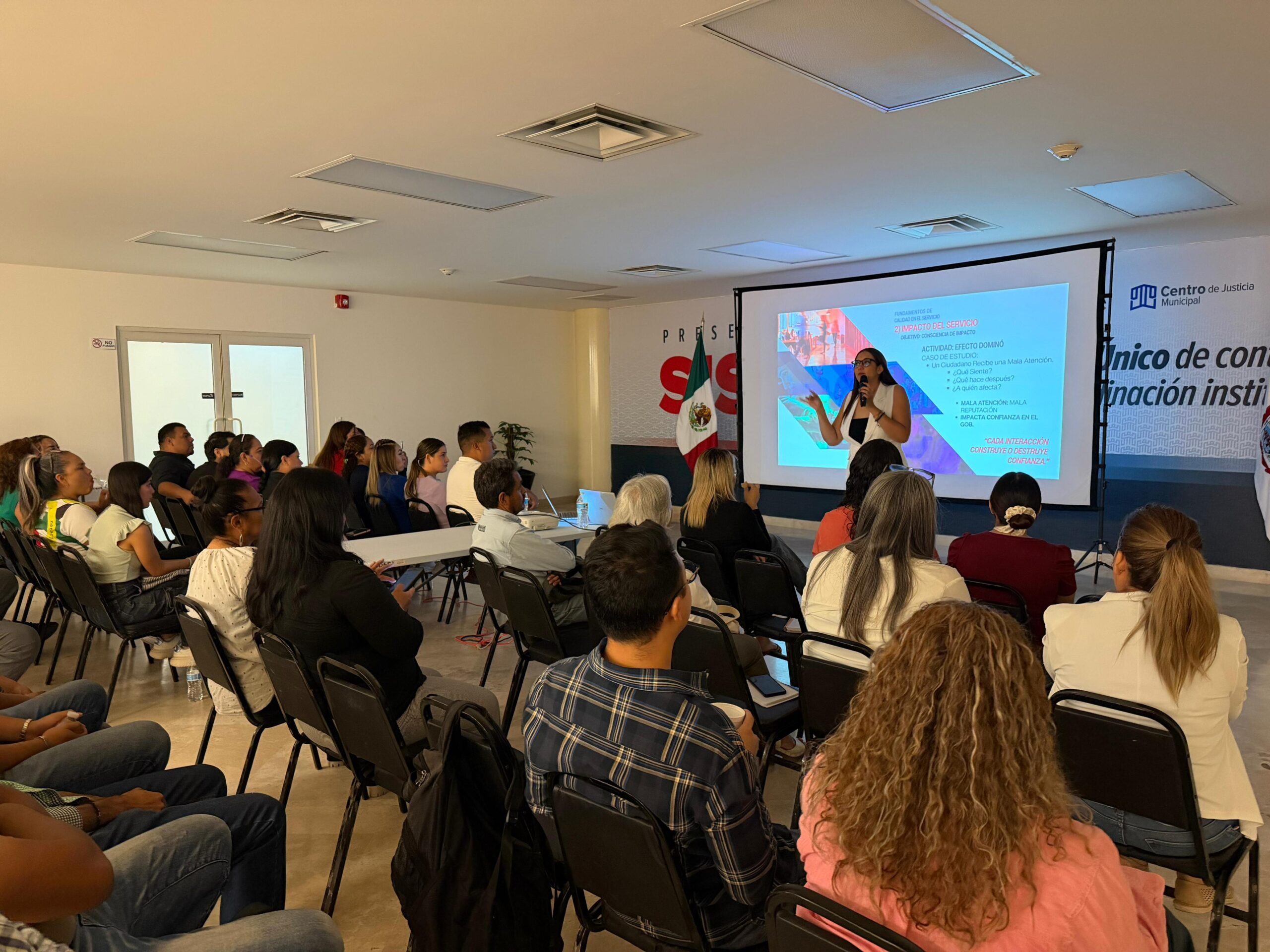 Fortalecen capacidades del personal municipal con el curso “Atención, imagen y servicio al cliente para Servidores Públicos”